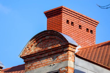 Baca ve bacalı tuğla duvar. mavi gökyüzü arkaplanı