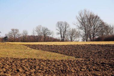 Kışın erken saatlerinde sürülen tarlalar ve sürülen tarlalar