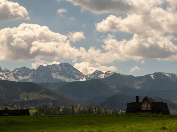 Önünde küçük bir ev olan dağ köyünün manzarası