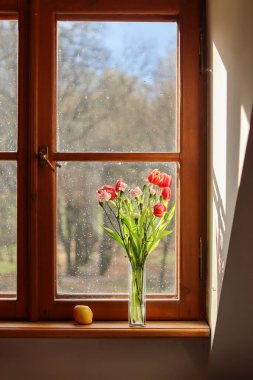 Bir buket çiçekle pencereyi aç