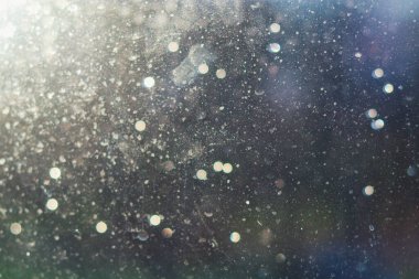 Pencereye yağmur damlaları düşer