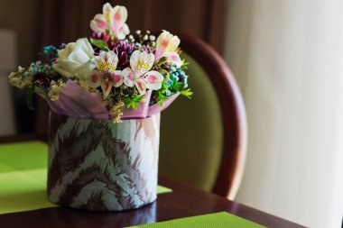 Vazoda güzel bir buket çiçek.