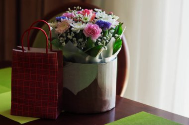 Kafedeki bir masada hediye kutusu, yakın plan, seçici odaklanma.