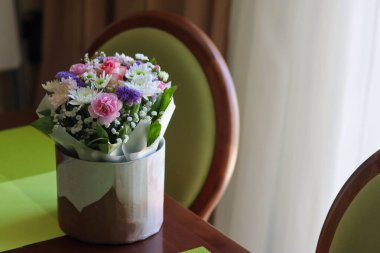 Masanın üzerinde güzel bir buket gül.