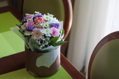 Masada bir buket çiçek..