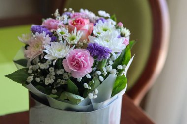 Masanın üzerinde bir buket güzel çiçek var.