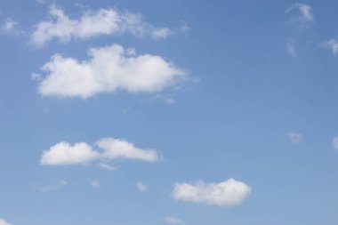 beyaz bulutlar, doğal arka plan ile mavi gökyüzü.