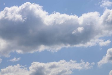 Mavi gökyüzünde beyaz bulutlar. bulutların arkaplanı.