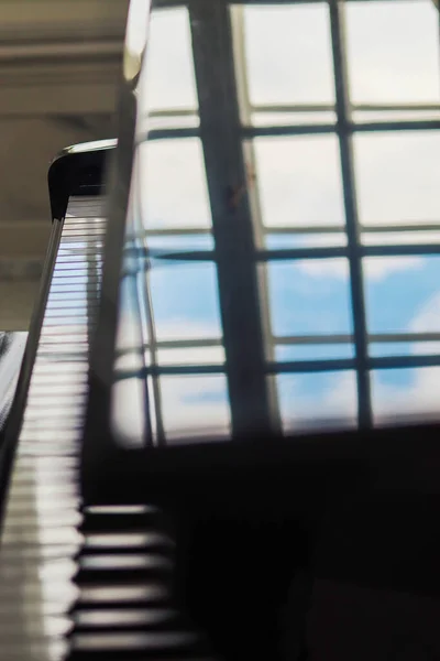 Karanlık bir odada piyano klavyesi