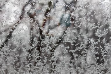 Pencere camındaki buz kristalleri. kış mevsimi geçmişi.