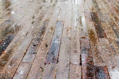 Tahta yüzeyde ıslak yağmur, karla kaplı ahşap zemin