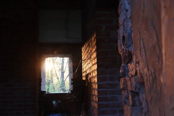 Terk edilmiş bir binanın penceresinde terk edilmiş eski bir ev.