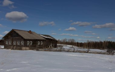 Eski köy evleri kışın karda durur.