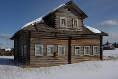 Eski köy evleri kışın karda durur.