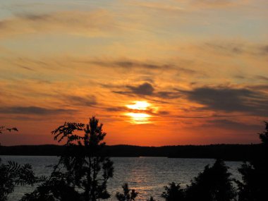 Yaz. Gölün üzerinde gün batımı