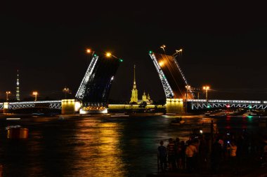 St. Petersburg 'daki köprülerde salıncak