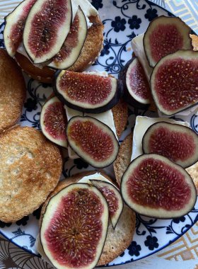   İncir, meyve, yiyecek, taze, olgun, sağlıklı, incir, tatlı, yalıtılmış, kesik, yarısı beyaz, diyet, egzotik, dilimlenmiş, yakın plan, mor