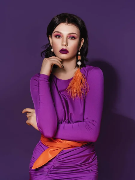 Hermosa Mujer Morena Con Maquillaje Color Brillante Vestido Púrpura Cinturón —  Fotos de Stock