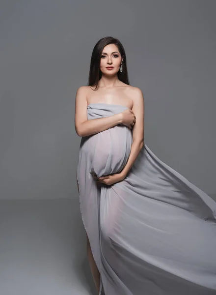 Mujer Embarazada Envuelta Velo Sosteniendo Vientre Con Los Brazos Retrato —  Fotos de Stock