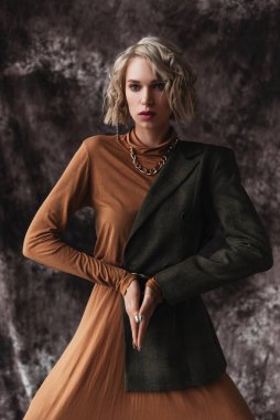 Güzellik modası moda modeli. Moda kıyafetler ve mücevherler. Cazibeli Kız. Profesyonel makyajla. Genç ve zarif bir kadının yüksek moda portresi. Stüdyo fotoğrafı.