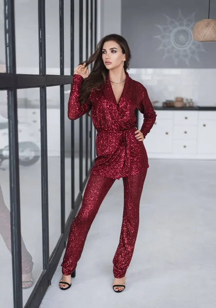 Joven Mujer Elegante Moda Pantsuit Isolated Rojo Estudio Shot Fashion —  Fotos de Stock