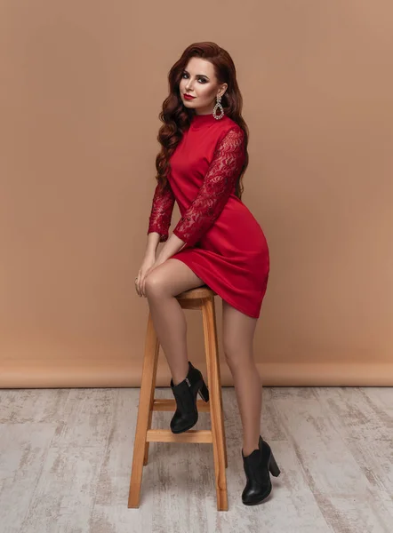 Longitud Completa Modelo Moda Femenina Linda Posando Vestido Rojo Retrato —  Fotos de Stock