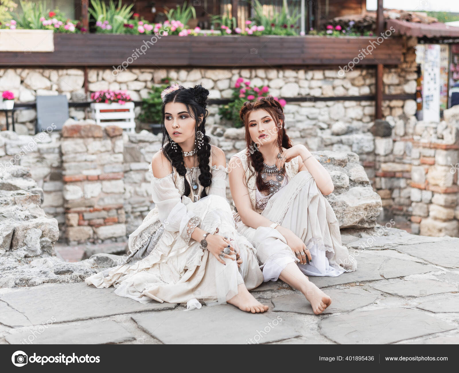 Jonge Mooie Hipster Vrouwen Wandelen Oude Stad Straat Zomer Europa Stockfoto photo.shadska.gmail 401895436