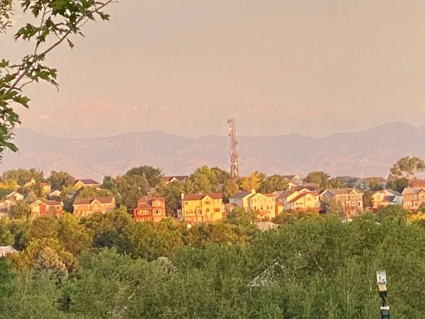 Häuser Auf Einer Klippe Nach Sonnenaufgang — Stockfoto