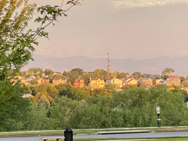 Häuser Auf Einer Klippe Umgeben Von Bäumen — Stockfoto