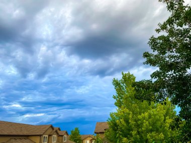 Açık mavi gökyüzü Fırtına bulutlarını uzaklaştırıyor