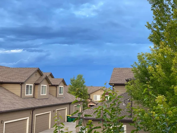 Casas Árvores Céu Azul Escuro — Fotografia de Stock