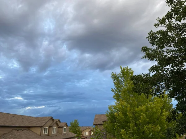 Los Árboles Cielo Azul Rodean Las Nubes Tormenta —  Fotos de Stock