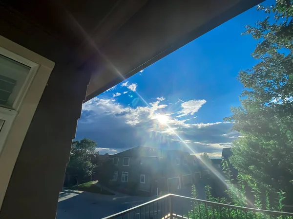 Solen Och Molnen Den Blå Himlen Eftermiddag Juli — Stockfoto