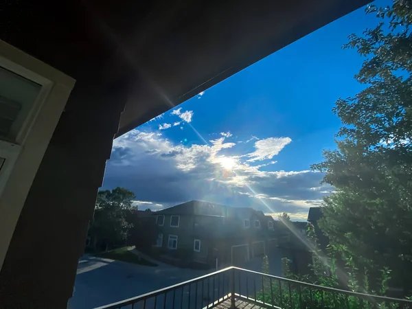 Żywe Błękitne Niebo Promieniami Słońca — Zdjęcie stockowe