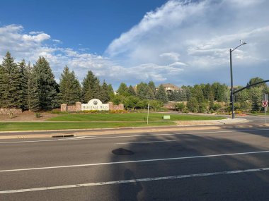 Güney Denver 'da bir banliyöde ağaçlar ve tuğlalar