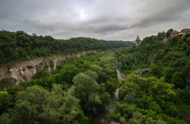 Doğal kanyonda Smotrich Nehri Vadisi Kamyanets-Podilsky, Ukrayna.
