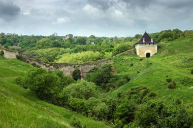Hotin, Ukrayna - 19 Mayıs 2018: Hotin Kalesi yakınlarındaki tepe üzerinde eski kule.