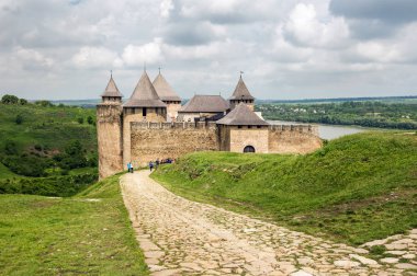 Hotin, Ukrayna - 19 Mayıs 2018: Bulutlu bir günde, Batı Ukrayna Dinyester Nehri Hotin Kalesi.