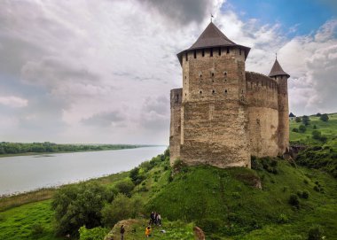 Hotin, Ukrayna - 19 Mayıs 2018: Bulutlu bir günde, Batı Ukrayna Dnister nehirde Hotin Kalesi