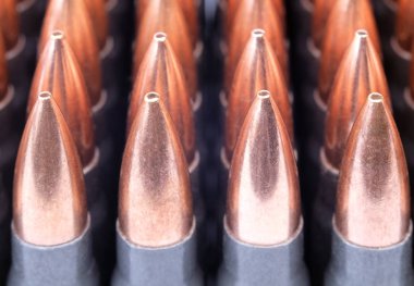 Otomatik silah ya da tüfek için canlı mühimmat closeup sıralanır.