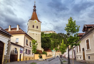 Merkezine, Romanya - 1 Temmuz 2018: Güçlendirilmiş kilise ve Ortaçağ kale Cetate Transylvania'da.