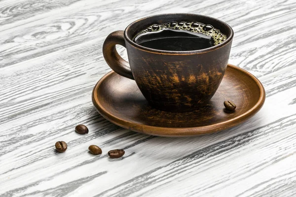 Caffè Nero Forte Una Tazza Ceramica Tavolo Legno Leggero Sono — Foto Stock