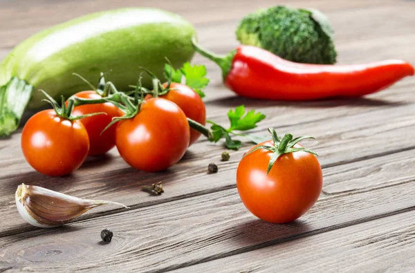 Ripe Cherry Tomatoes Garlic Cloves Zucchini Greens Broccoli Little Pepper — Stock Photo, Image