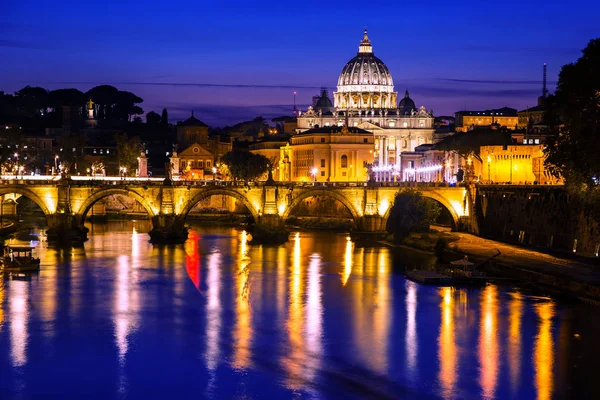 ローマ イタリア テヴェレ川にかかる橋とバチカン市国のサンピエトロ大聖堂の夜景 ストックフォト