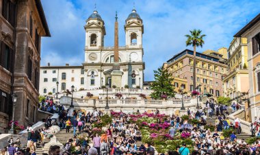 Rome, İtalya - 06 Mayıs 2018: Piazza di Spagna, Via Condotti görüntülendi. Bir sürü insan üzerindeyse İspanyol Merdivenleri church yakınındaki Santissima Trinita dei Monti ve Dikilitaş Sallustiano.