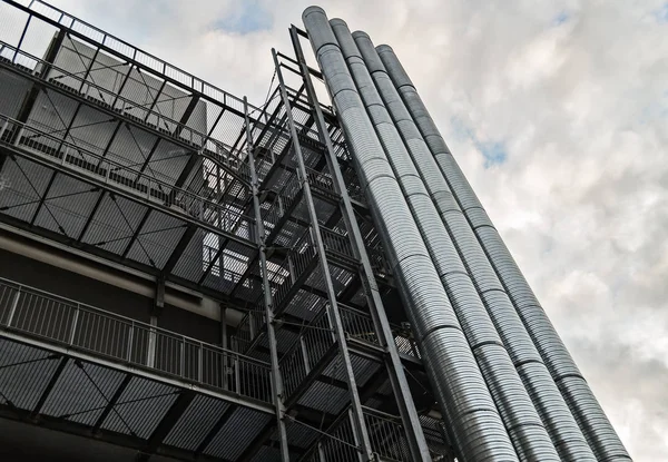 Parte Edifício Industrial Com Grandes Tubos Muitas Escadas Arquitetura Estilo — Fotografia de Stock