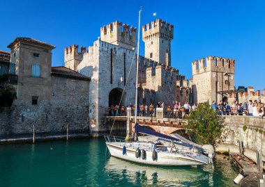 Sirmione, İtalya - 29 Eylül 2018: İtalya 'nın Garda Gölü' ndeki Sirmione kasabasındaki ortaçağ Rocca Scaligera kalesinin görüntüsü.