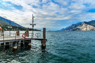 Malcesine, İtalya - 30 Eylül: Görünüm Garda Gölü ve Alpler ve iskele, bulutlu bir günde şehirde sahil.