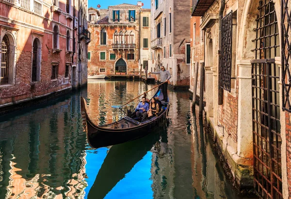 Venecia Italia Septiembre 2018 Gondolero Lleva Par Turistas Por Las — Foto de Stock