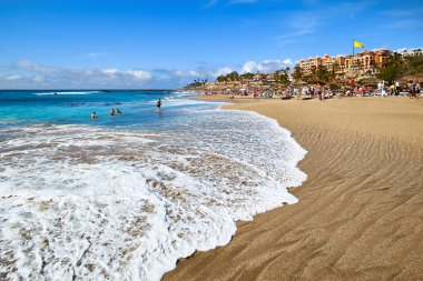 Tenerife 'de Costa Adeje 'deki popüler tatil beldesinde Playa del Duque